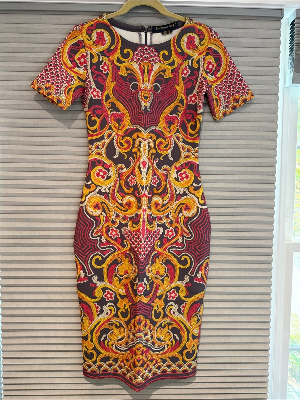 New Pankaj&Nidhi Vibrant Baroque-Print Sheath Dress in Red and Gold - size 6